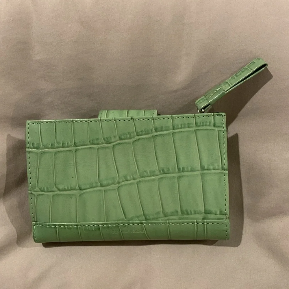 NWT w/defect.Wilson’s Bifold Wallet. Never used but has an area of cracking.‌‍‍‍